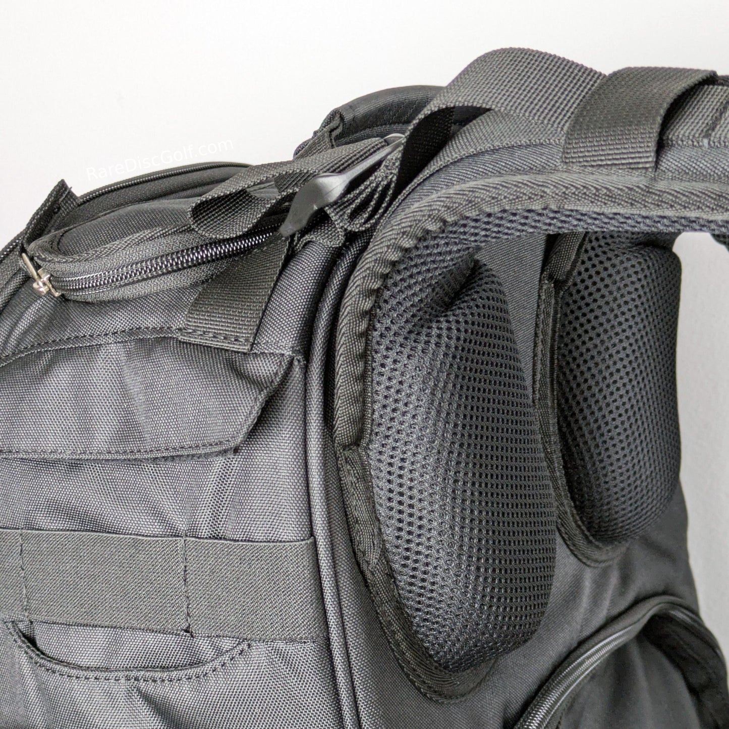 sigr balder disc golf backpack detail shot the straps