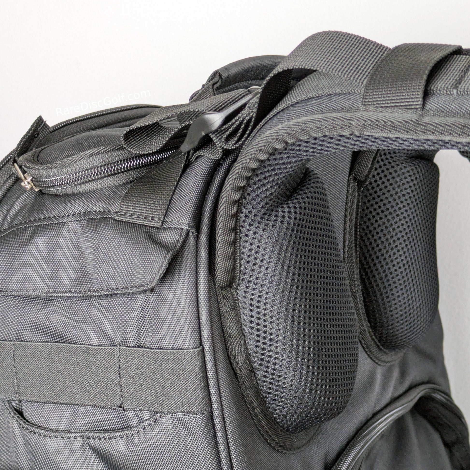 sigr balder disc golf backpack detail shot the straps